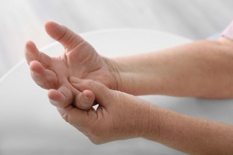 Боль у руках і пальцах - распаўсюджаны сімптом шыйнага астэахандрозу