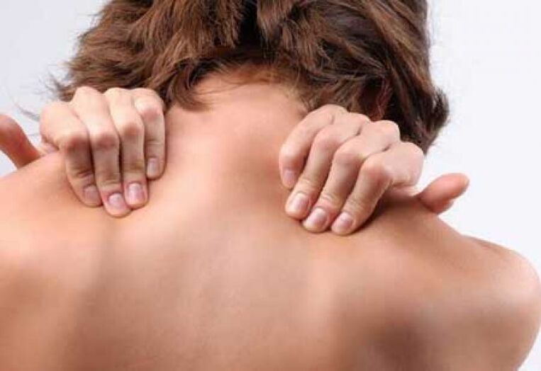 Сімптомам груднога астэахандрозу з'яўляецца ныючы боль паміж лапаткамі